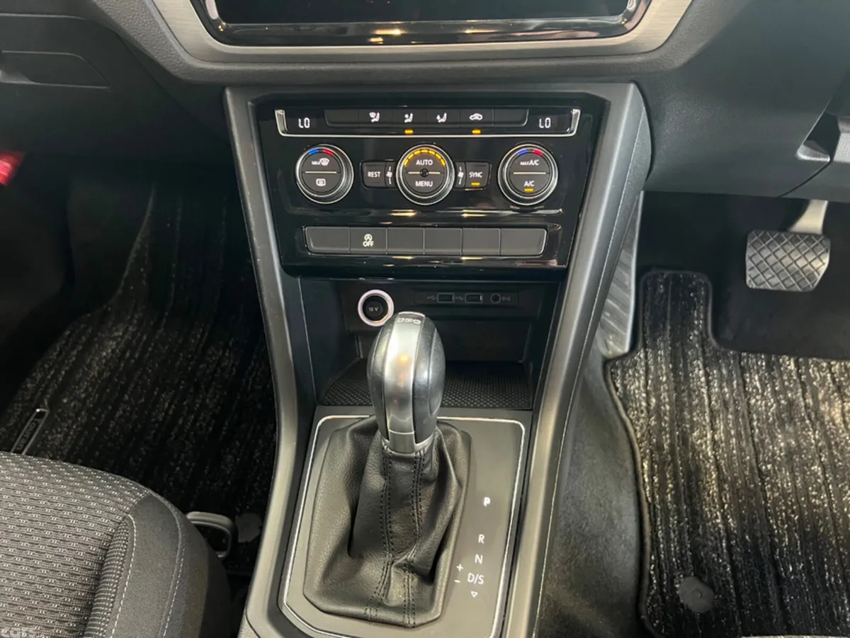 Volkswagen Touran MPV, Petrol, 2018, Black