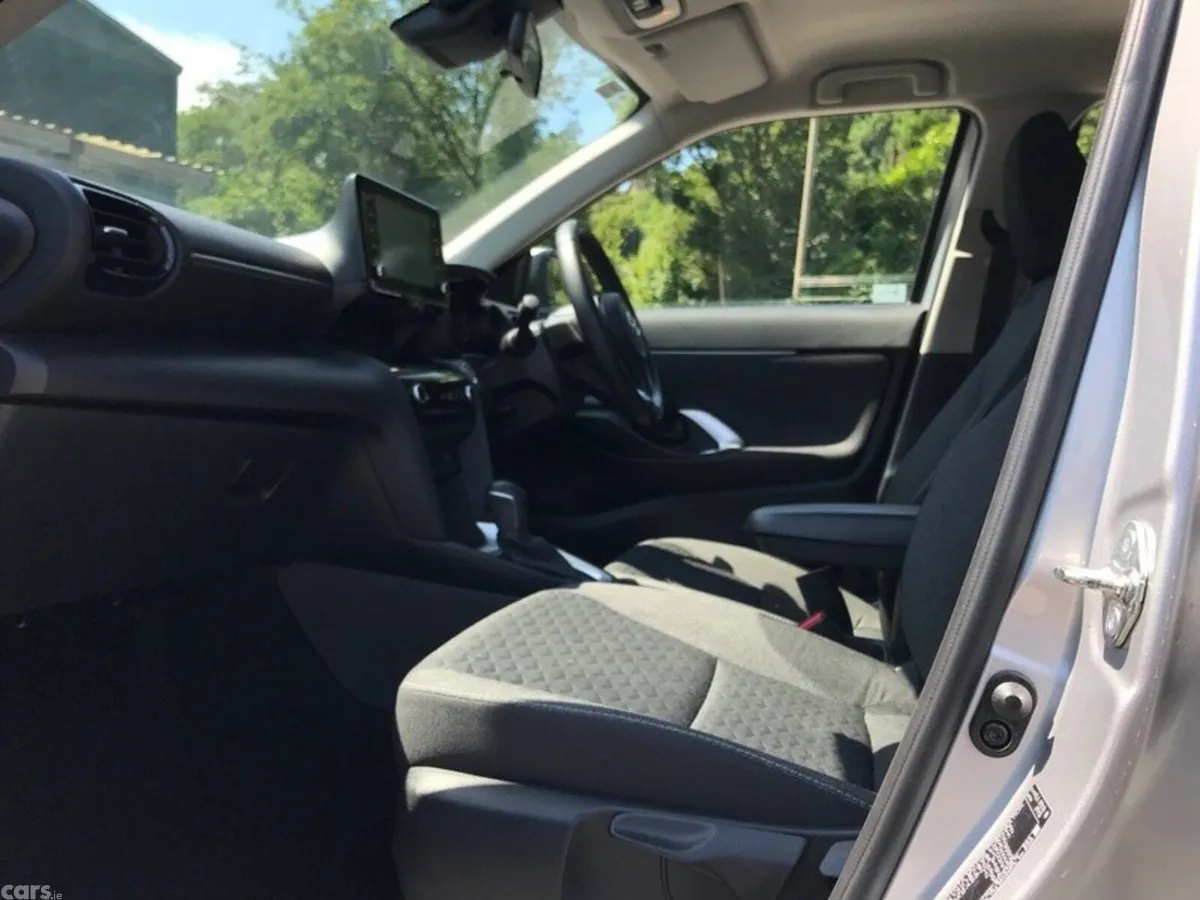 Toyota Yaris Cross Hatchback, Petrol Hybrid, 2024, Silver