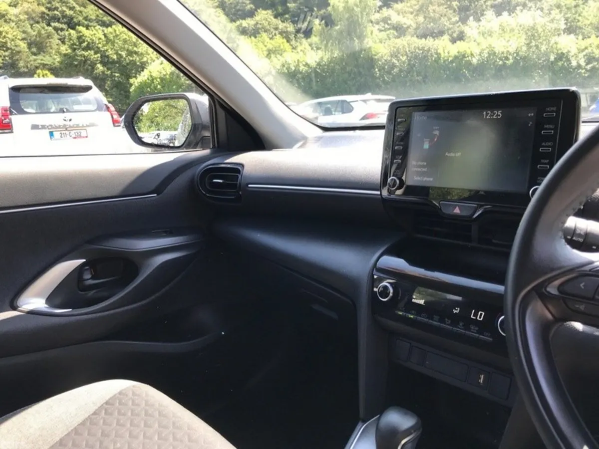 Toyota Yaris Cross Hatchback, Petrol Hybrid, 2024, Silver