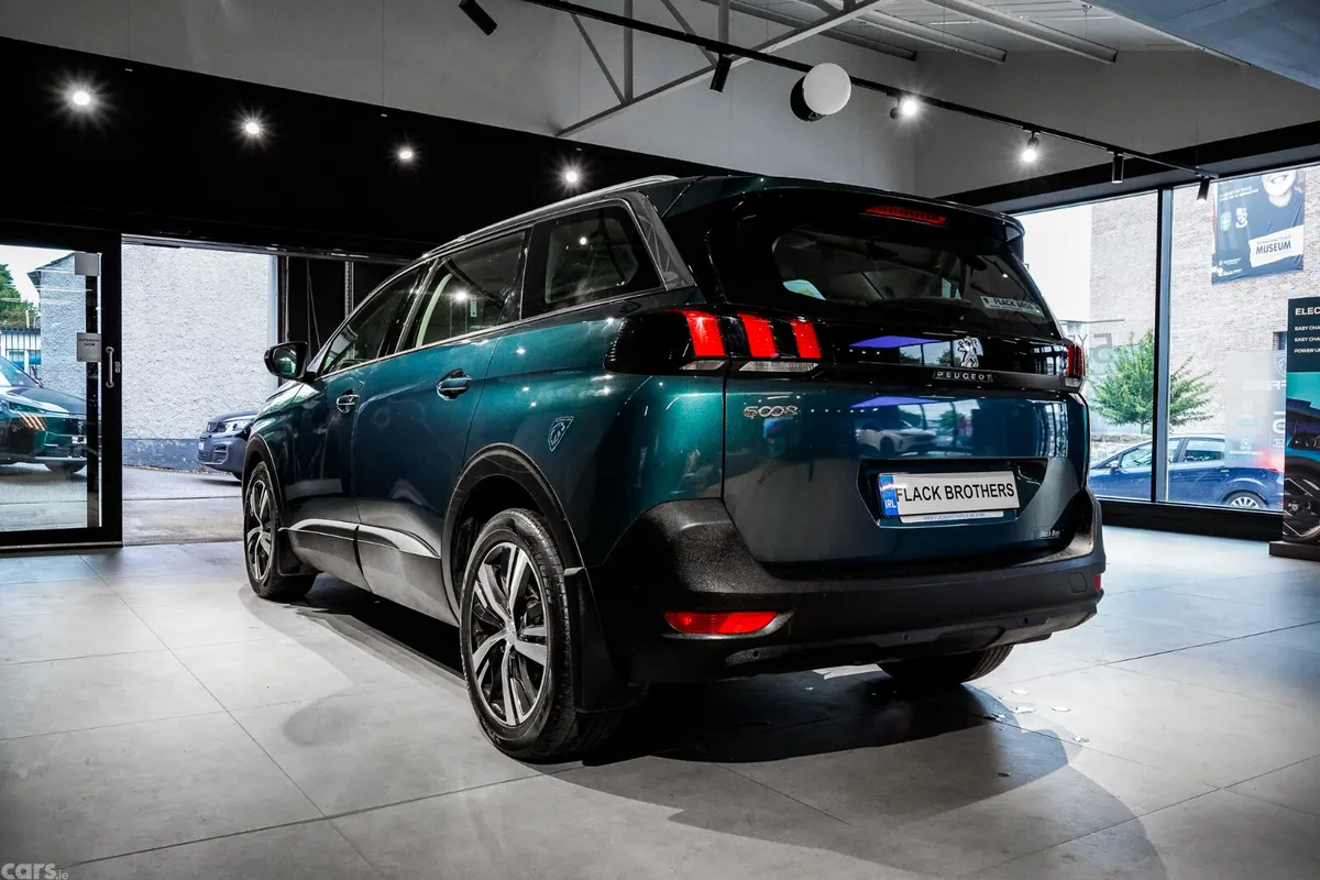 Peugeot 5008 MPV, Diesel, 2019, Green
