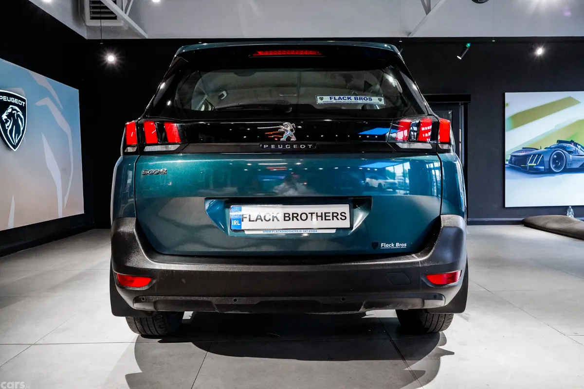 Peugeot 5008 MPV, Diesel, 2019, Green
