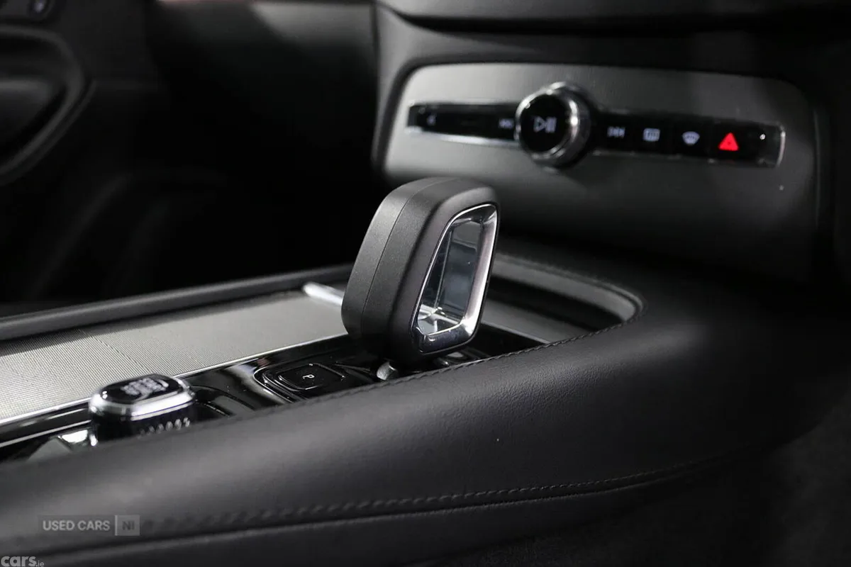 Volvo XC90 SUV, Petrol Hybrid, 2024, White