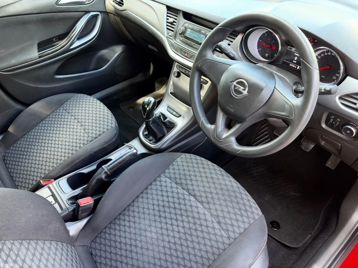Opel Astra Hatchback, Diesel, 2017, Red