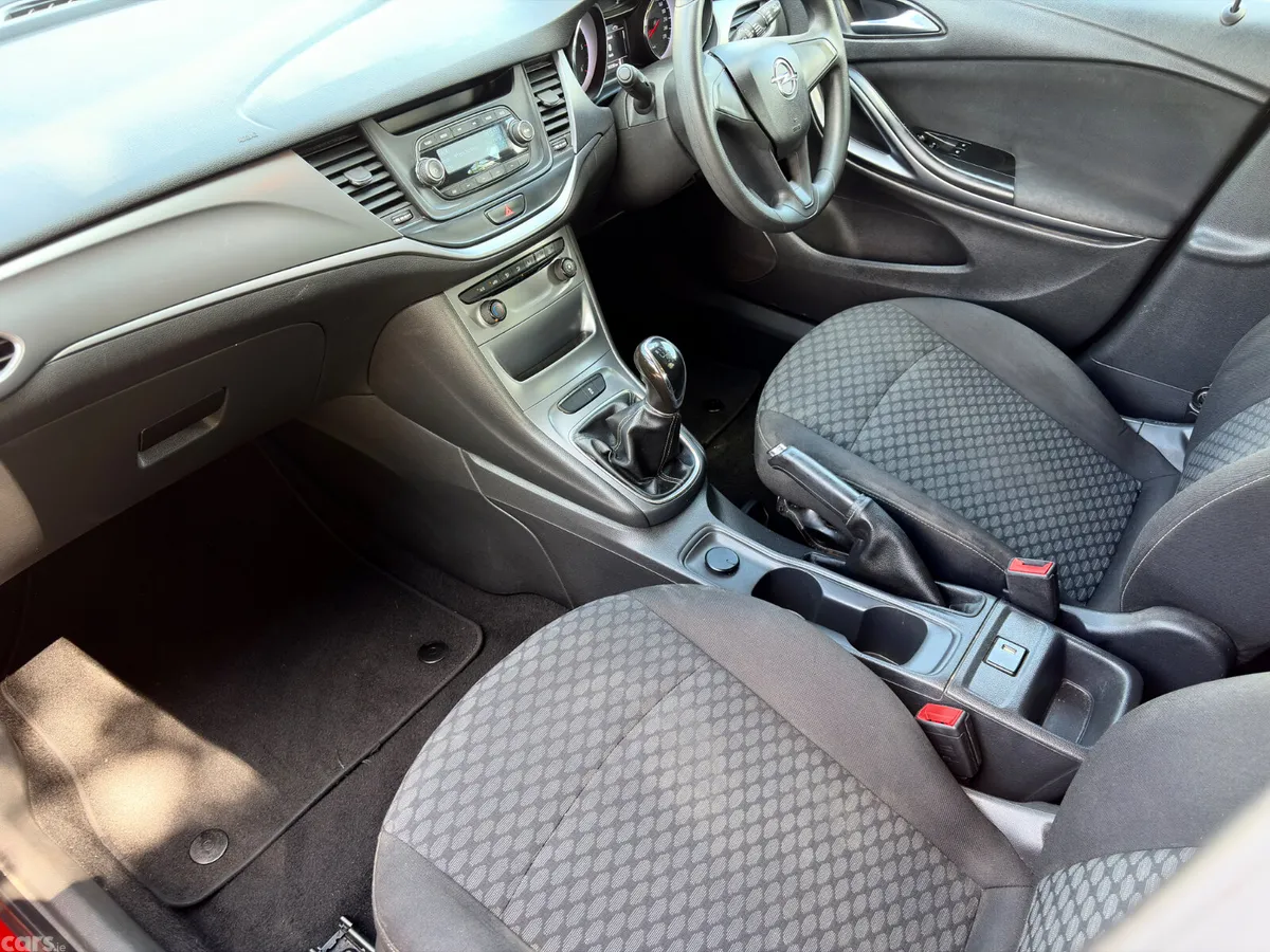 Opel Astra Hatchback, Diesel, 2017, Red