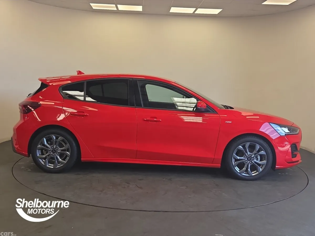 Ford Focus Hatchback, Petrol, 2023, Red