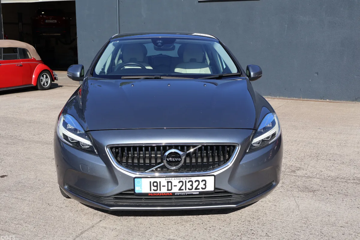 Volvo V40 Estate, Diesel, 2019, Grey