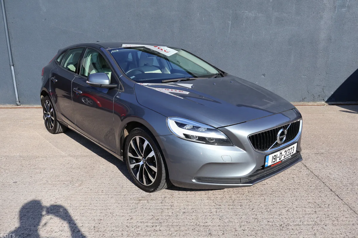 Volvo V40 Estate, Diesel, 2019, Grey