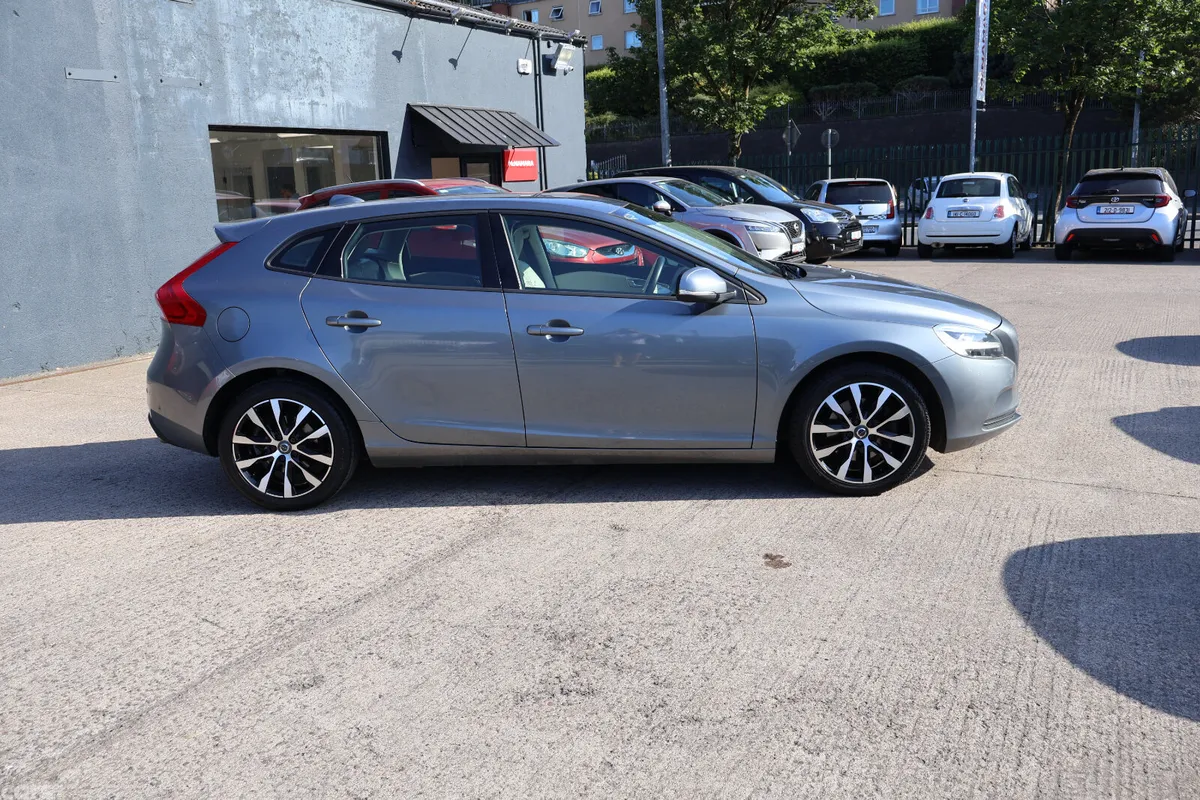 Volvo V40 Estate, Diesel, 2019, Grey
