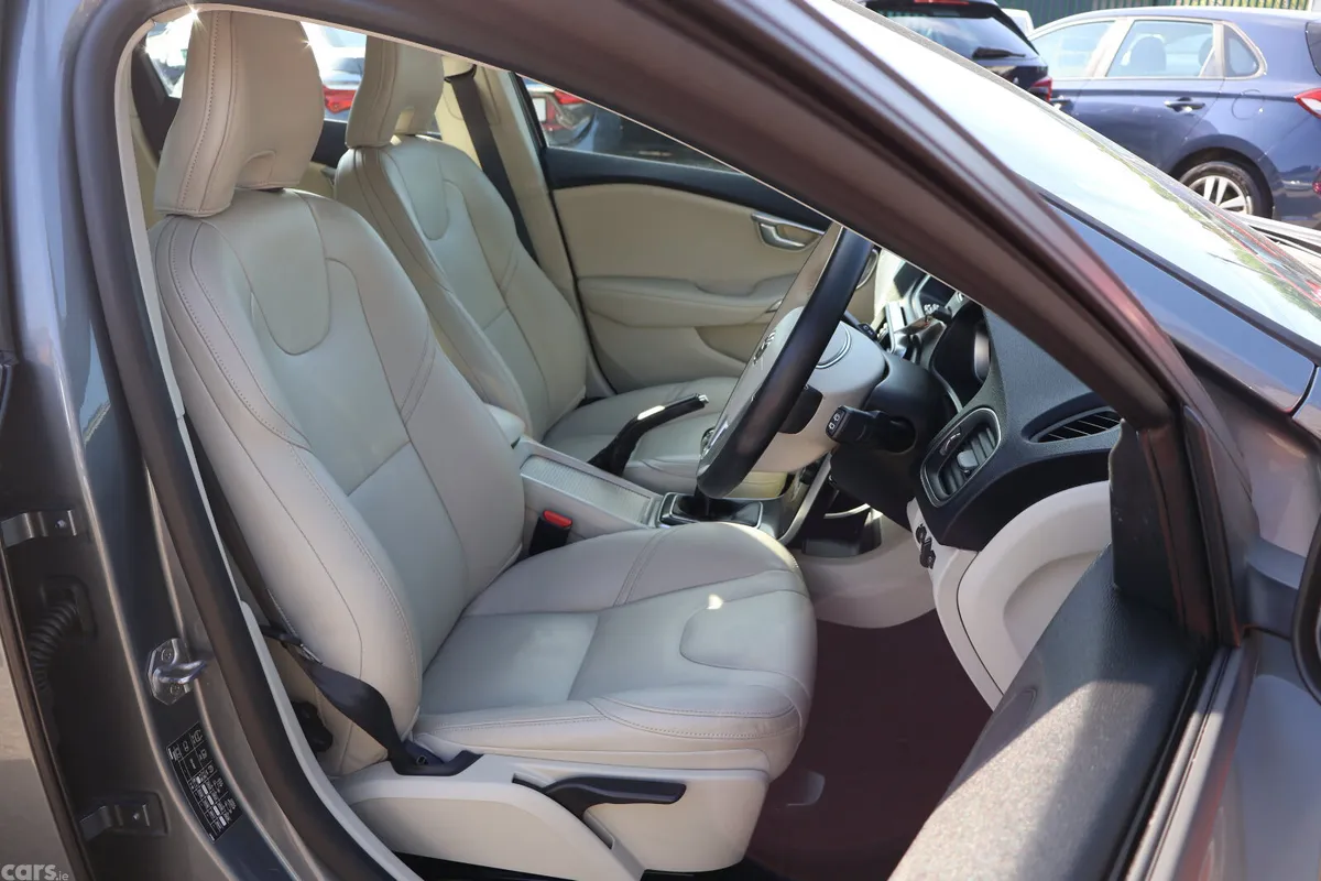 Volvo V40 Estate, Diesel, 2019, Grey