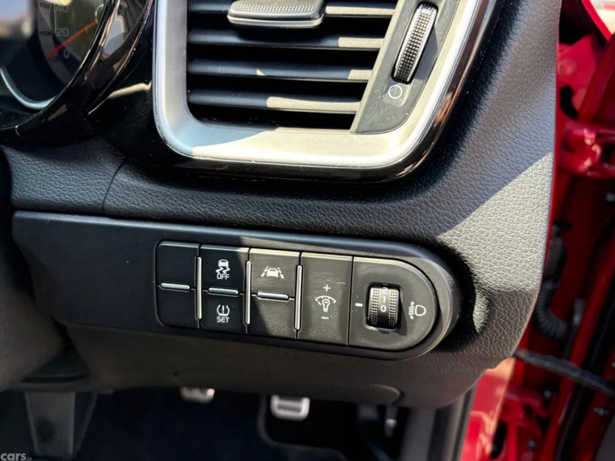 Kia Ceed Hatchback, Petrol, 2022, Red