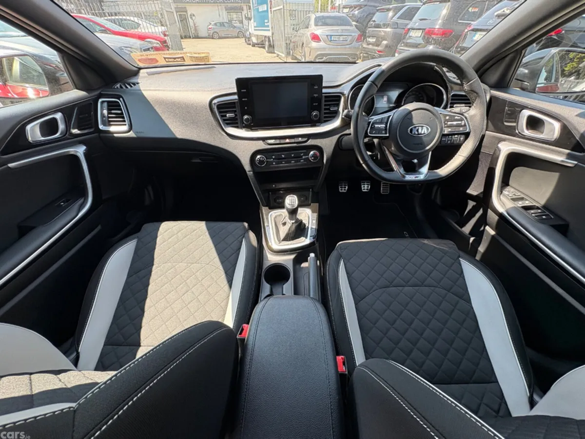 Kia Ceed Hatchback, Petrol, 2022, Red