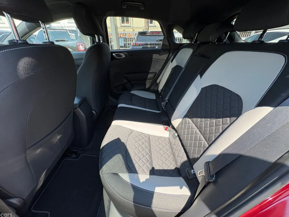 Kia Ceed Hatchback, Petrol, 2022, Red
