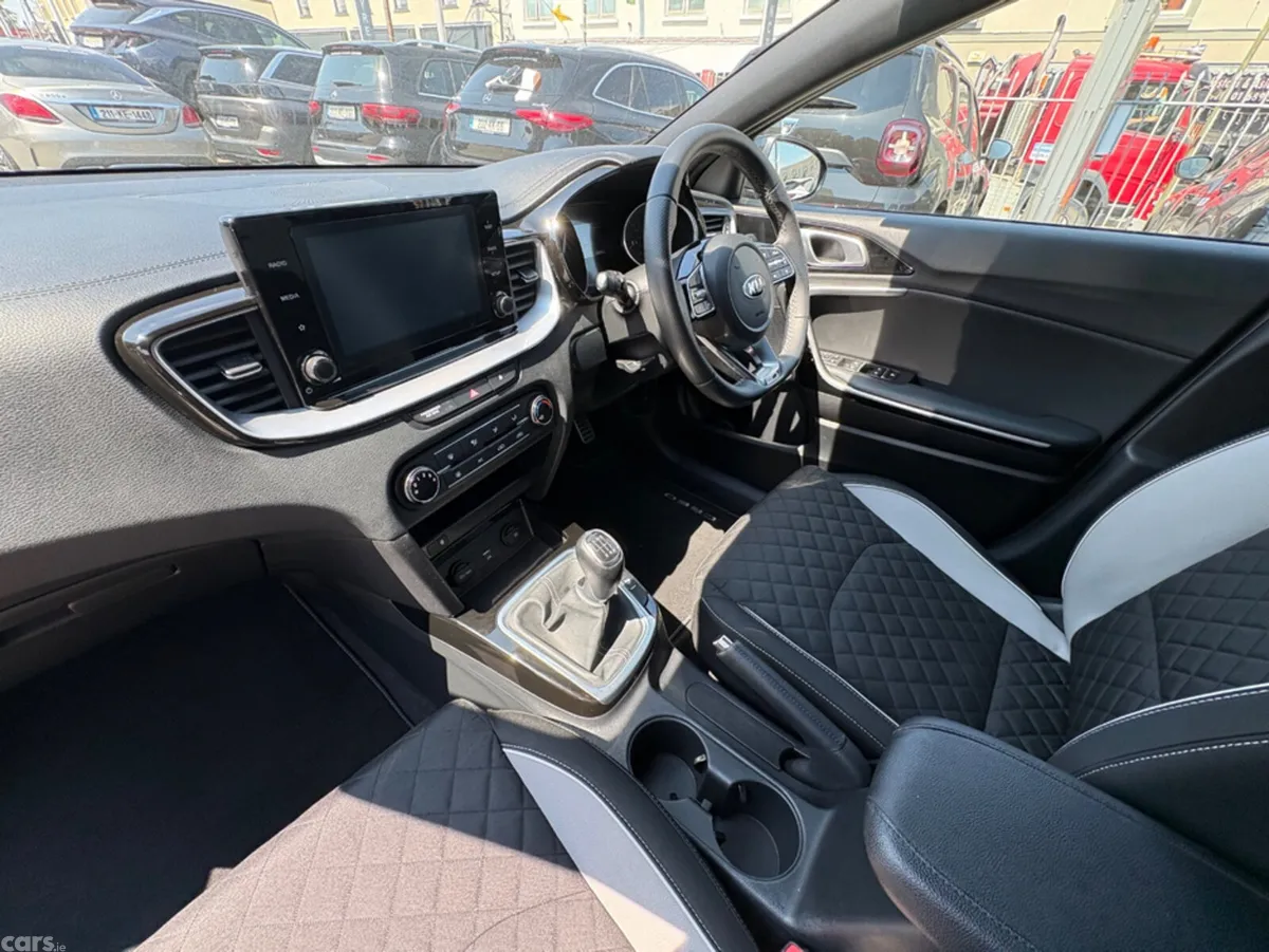 Kia Ceed Hatchback, Petrol, 2022, Red