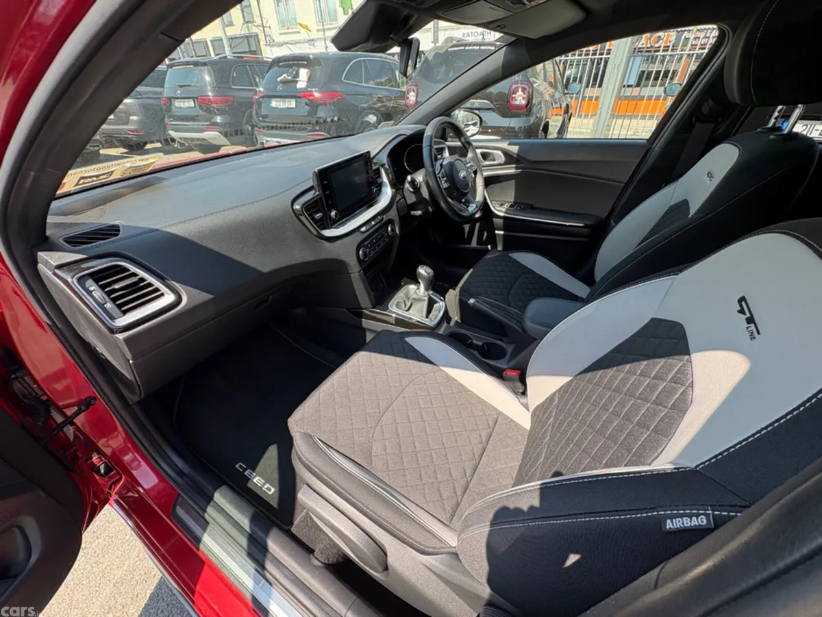Kia Ceed Hatchback, Petrol, 2022, Red