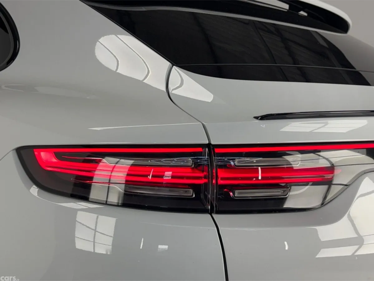 Porsche Cayenne MPV, Petrol Hybrid, 2023, White