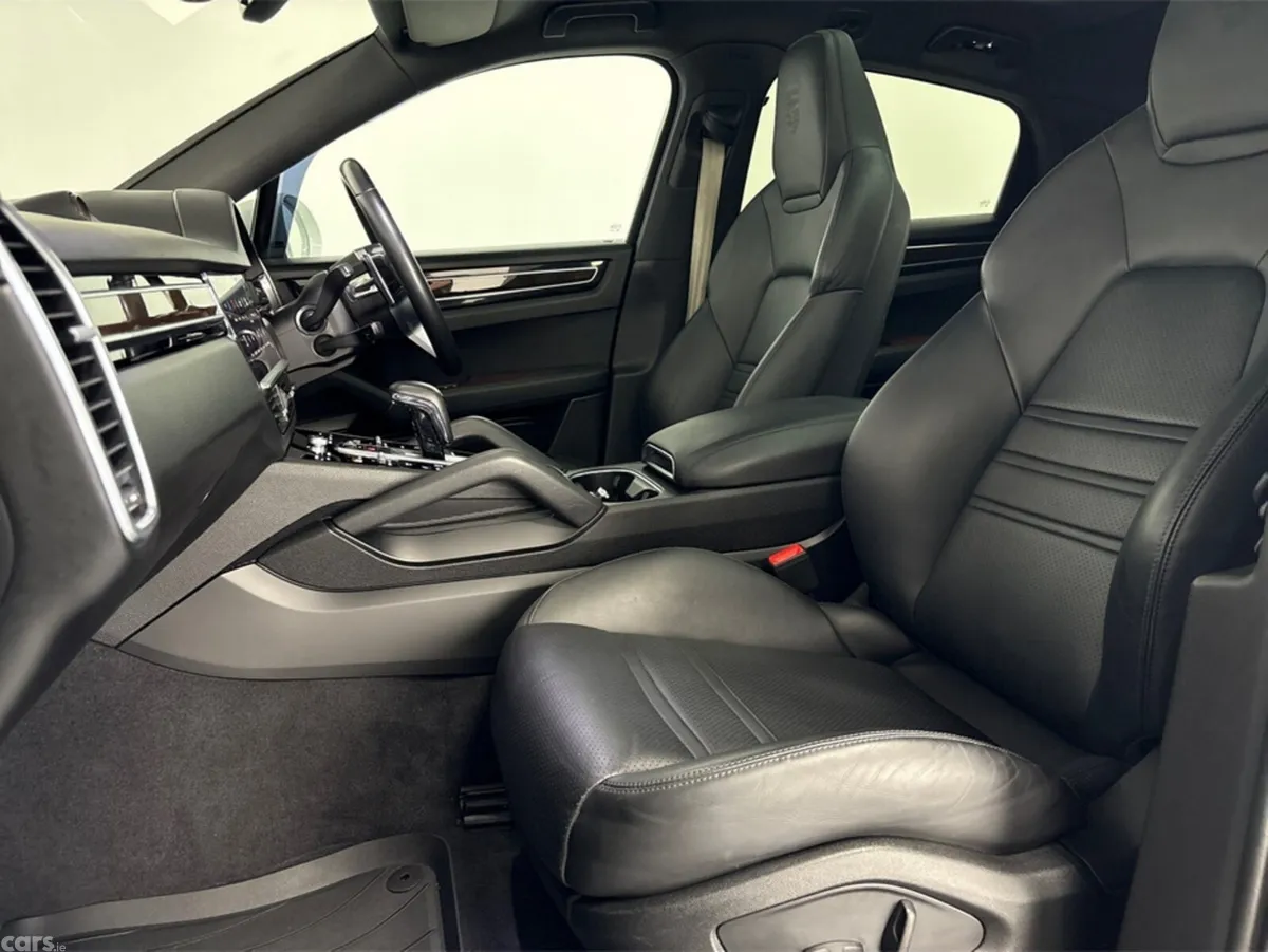 Porsche Cayenne MPV, Petrol Hybrid, 2023, White