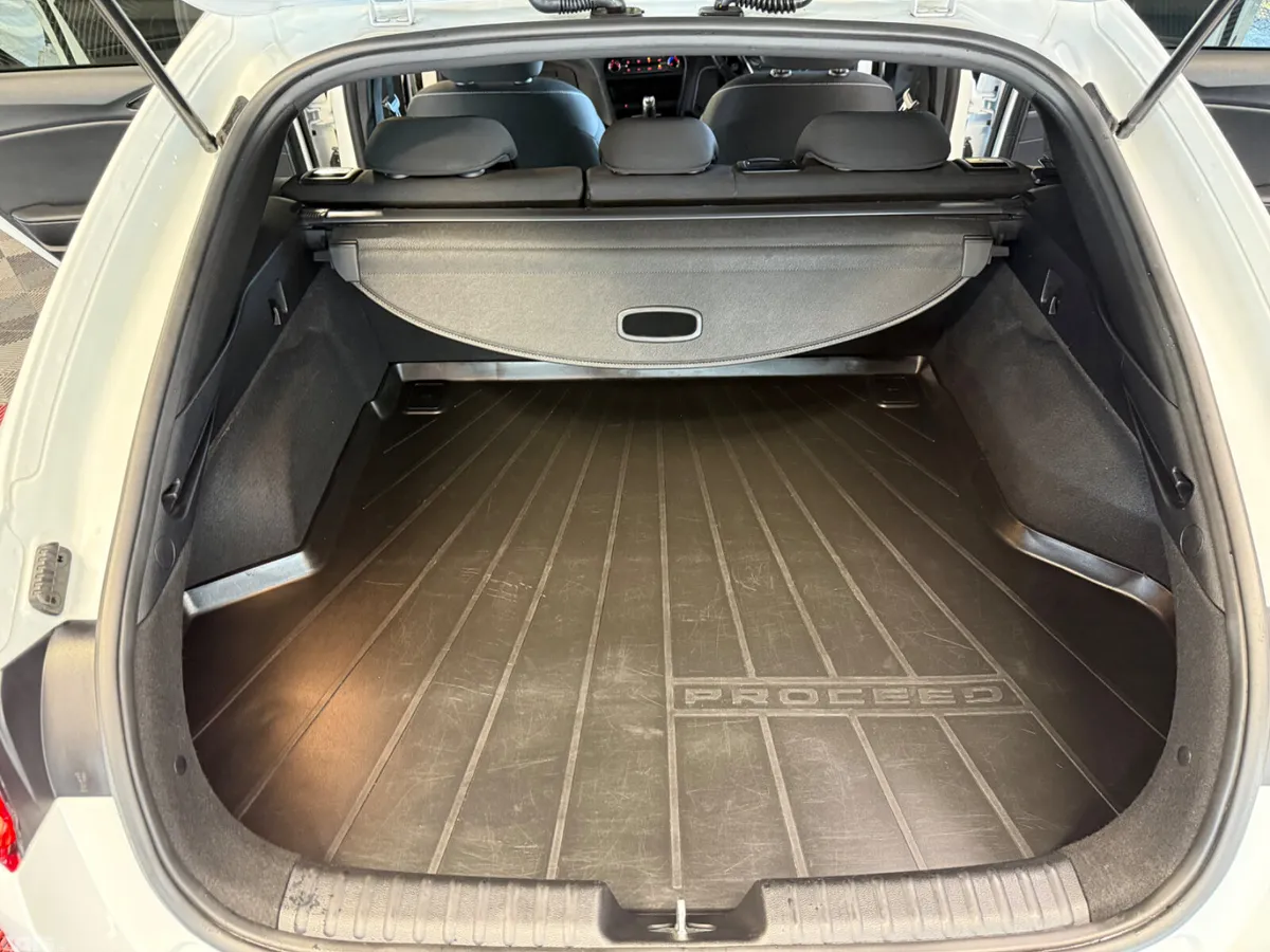 Kia Ceed Hatchback, Diesel, 2021, White