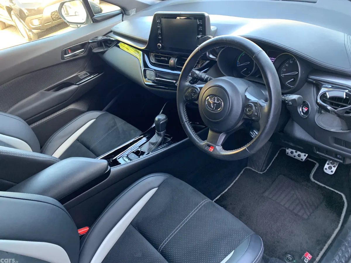 Toyota C-HR SUV, Petrol Hybrid, 2019, White