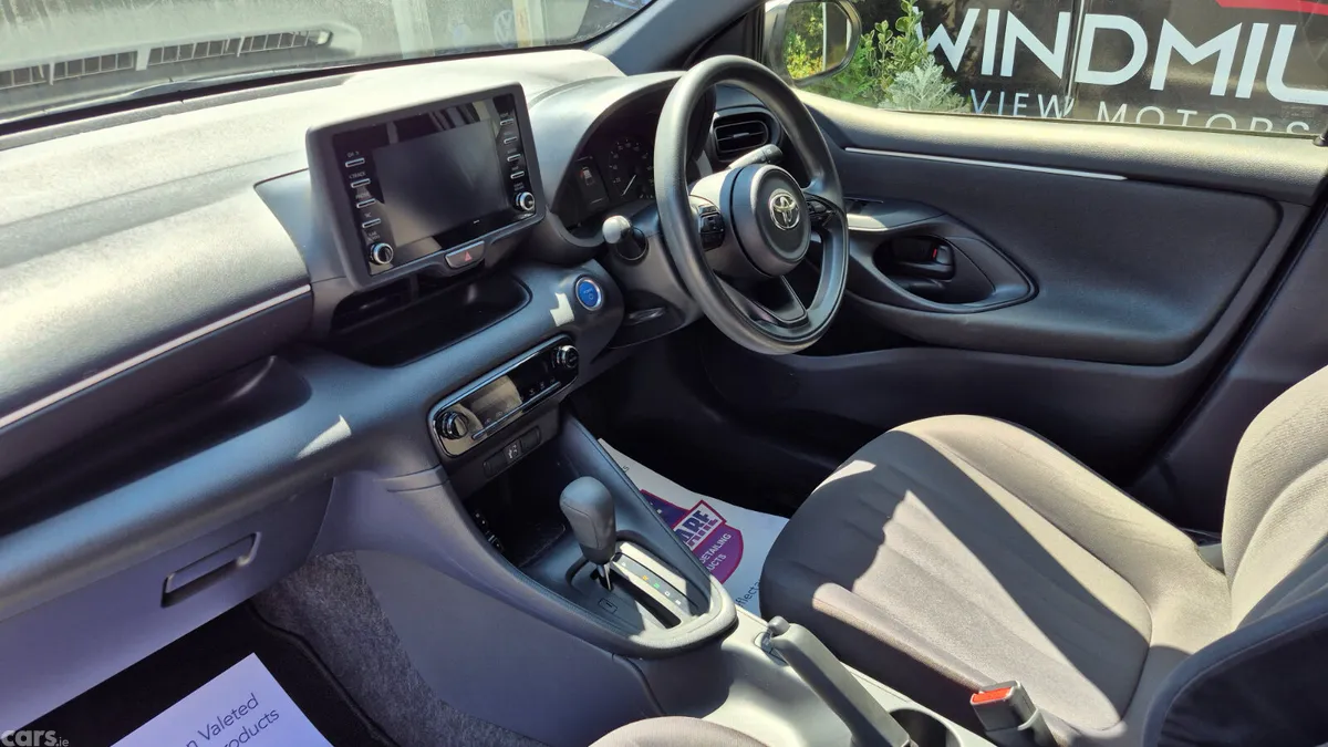 Toyota Yaris Hatchback, Petrol Hybrid, 2021, Silver