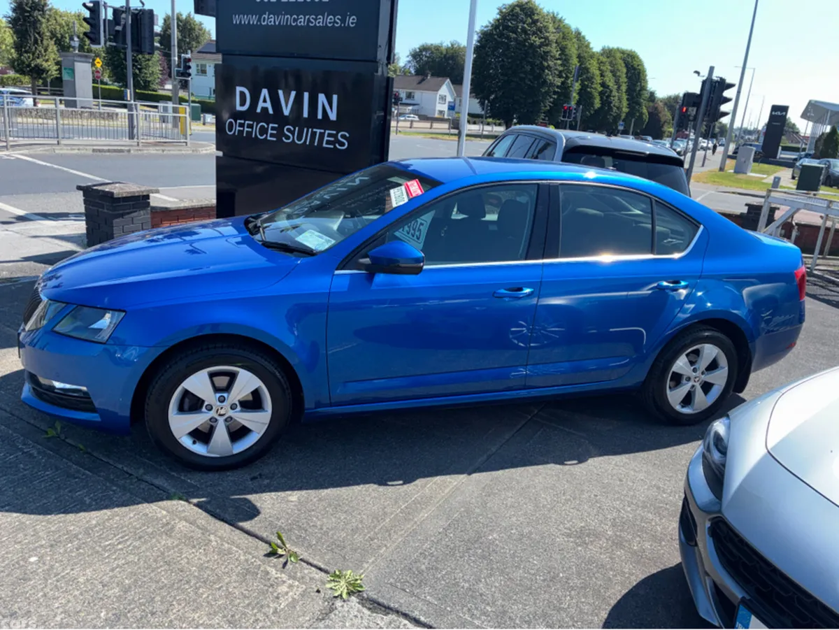 Skoda Octavia Hatchback, Petrol, 2019, Blue