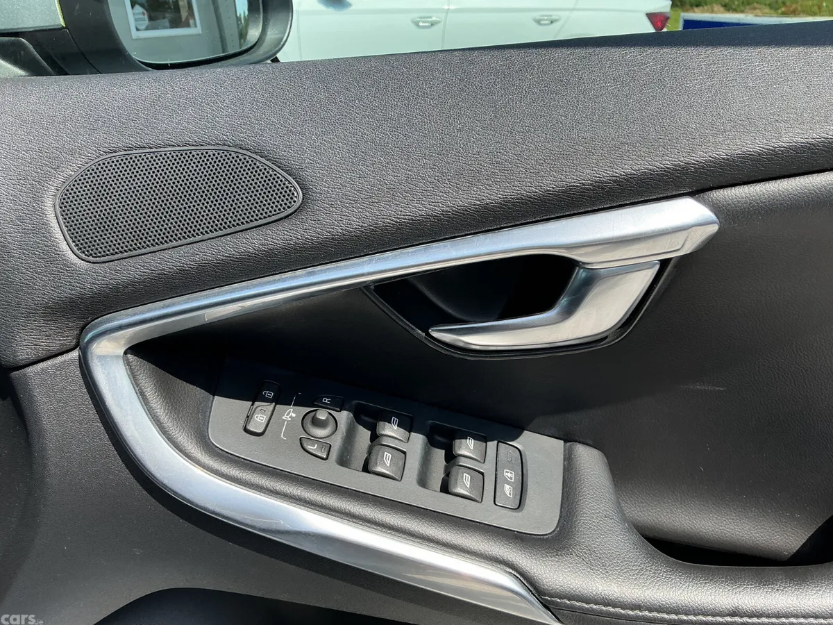 Volvo V40 Hatchback, Diesel, 2017, Grey