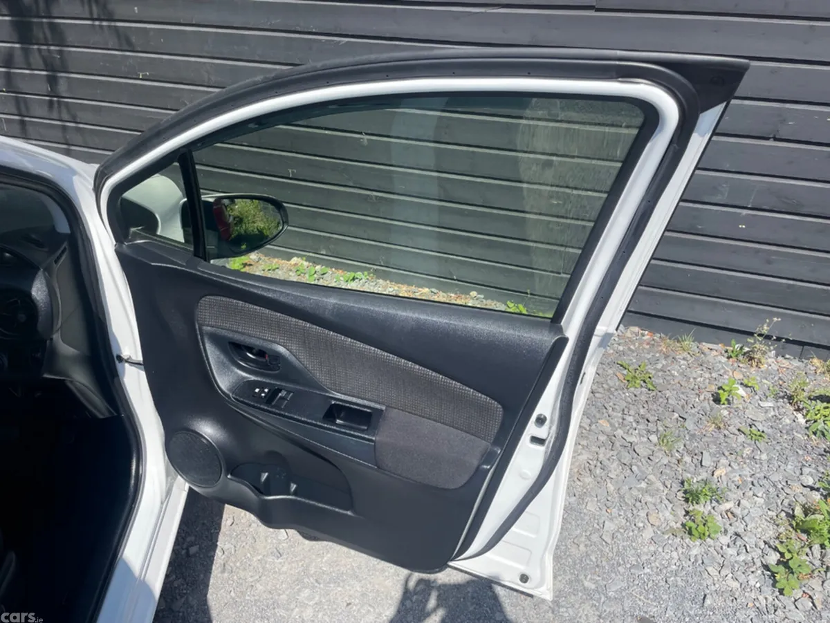 Toyota Yaris Hatchback, Petrol, 2018, White
