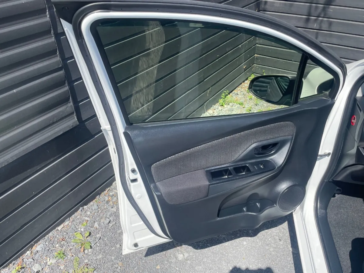 Toyota Yaris Hatchback, Petrol, 2018, White