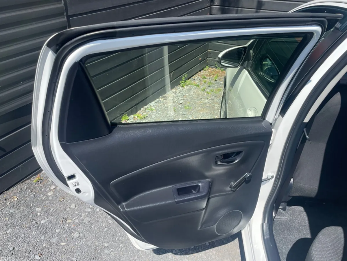 Toyota Yaris Hatchback, Petrol, 2018, White