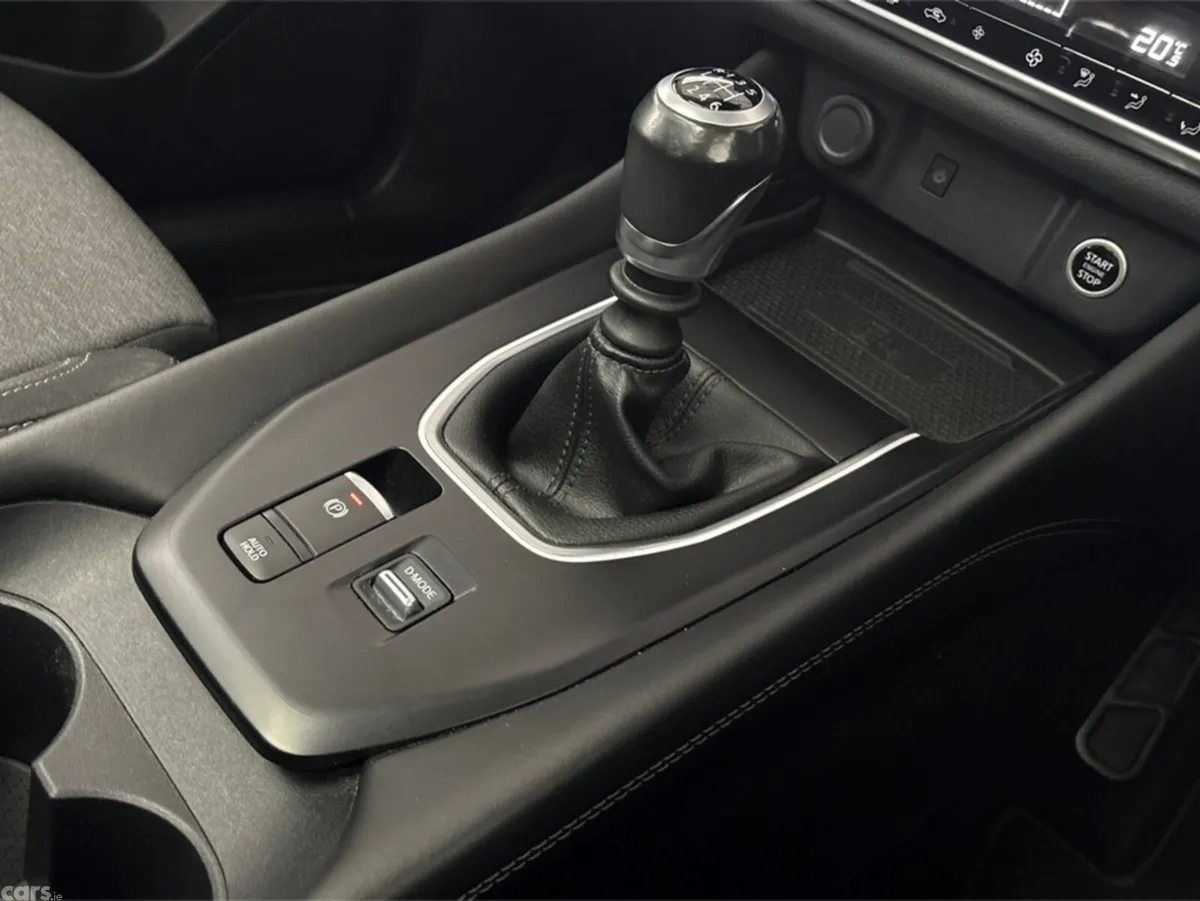 Nissan Qashqai MPV, Petrol, 2023, Red