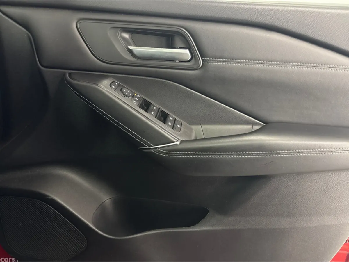 Nissan Qashqai MPV, Petrol, 2023, Red