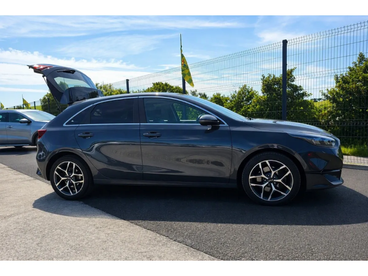 Kia Ceed Hatchback, Petrol, 2023, Grey