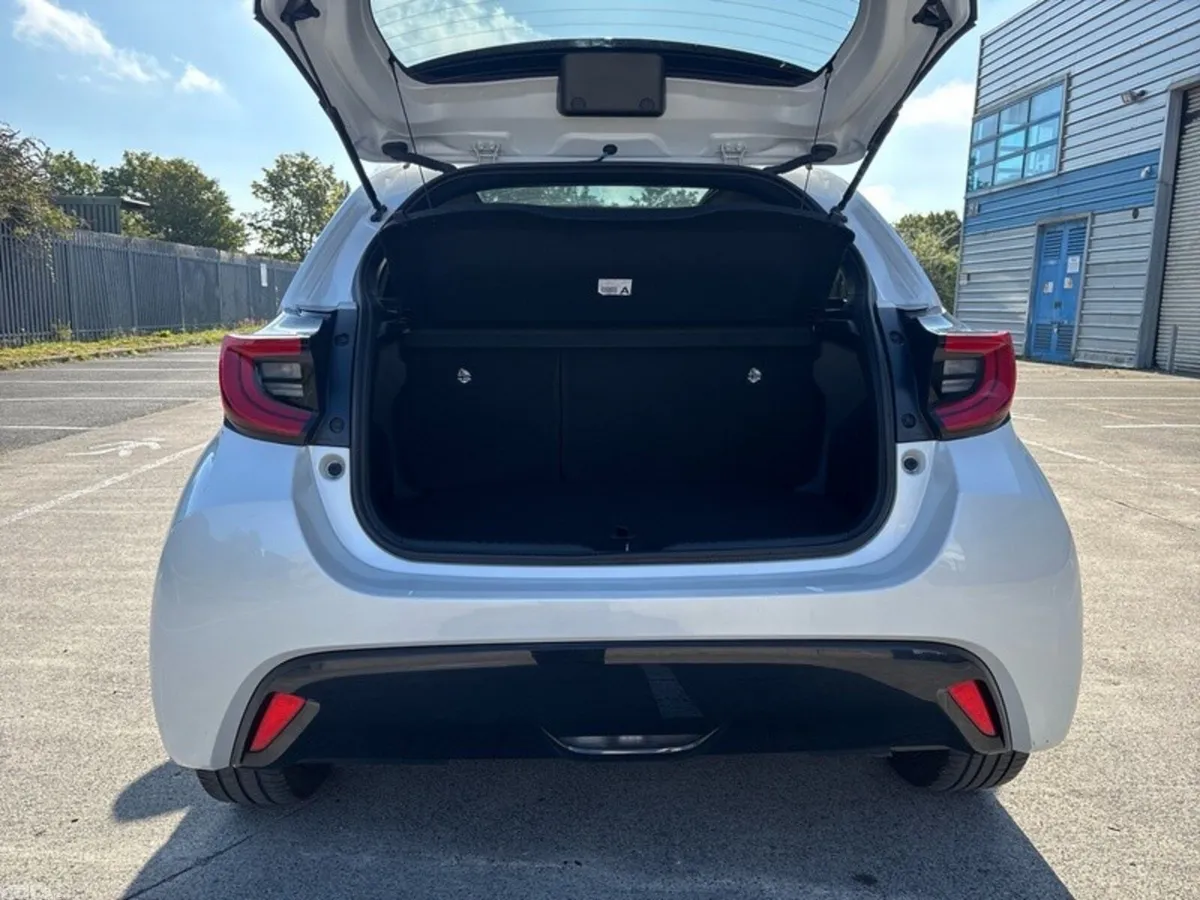 Toyota Yaris Hatchback, Petrol Hybrid, 2024, White
