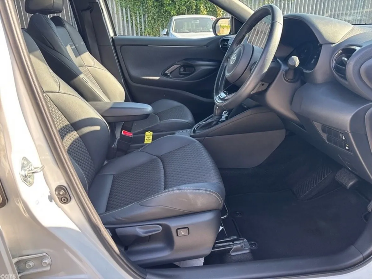 Toyota Yaris Hatchback, Petrol Hybrid, 2024, White