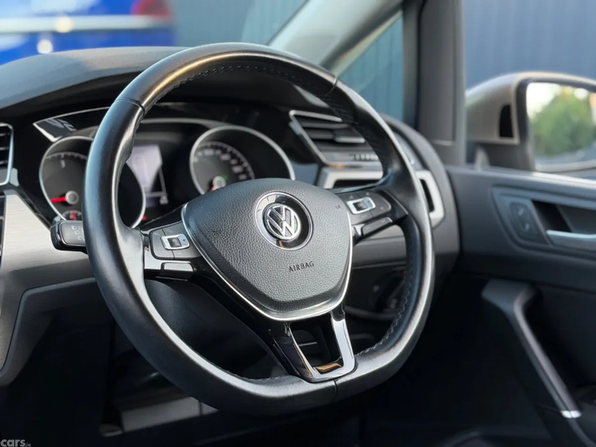 Volkswagen Touran MPV, Diesel, 2019, Beige