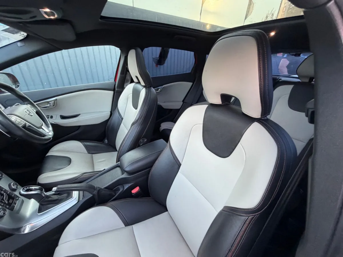 Volvo V40 Hatchback, Diesel, 2018, Red