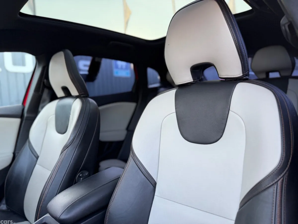 Volvo V40 Hatchback, Diesel, 2018, Red