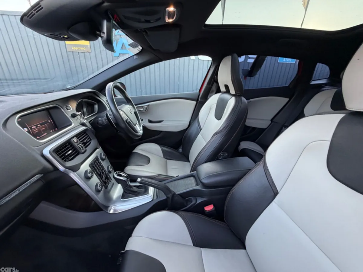 Volvo V40 Hatchback, Diesel, 2018, Red