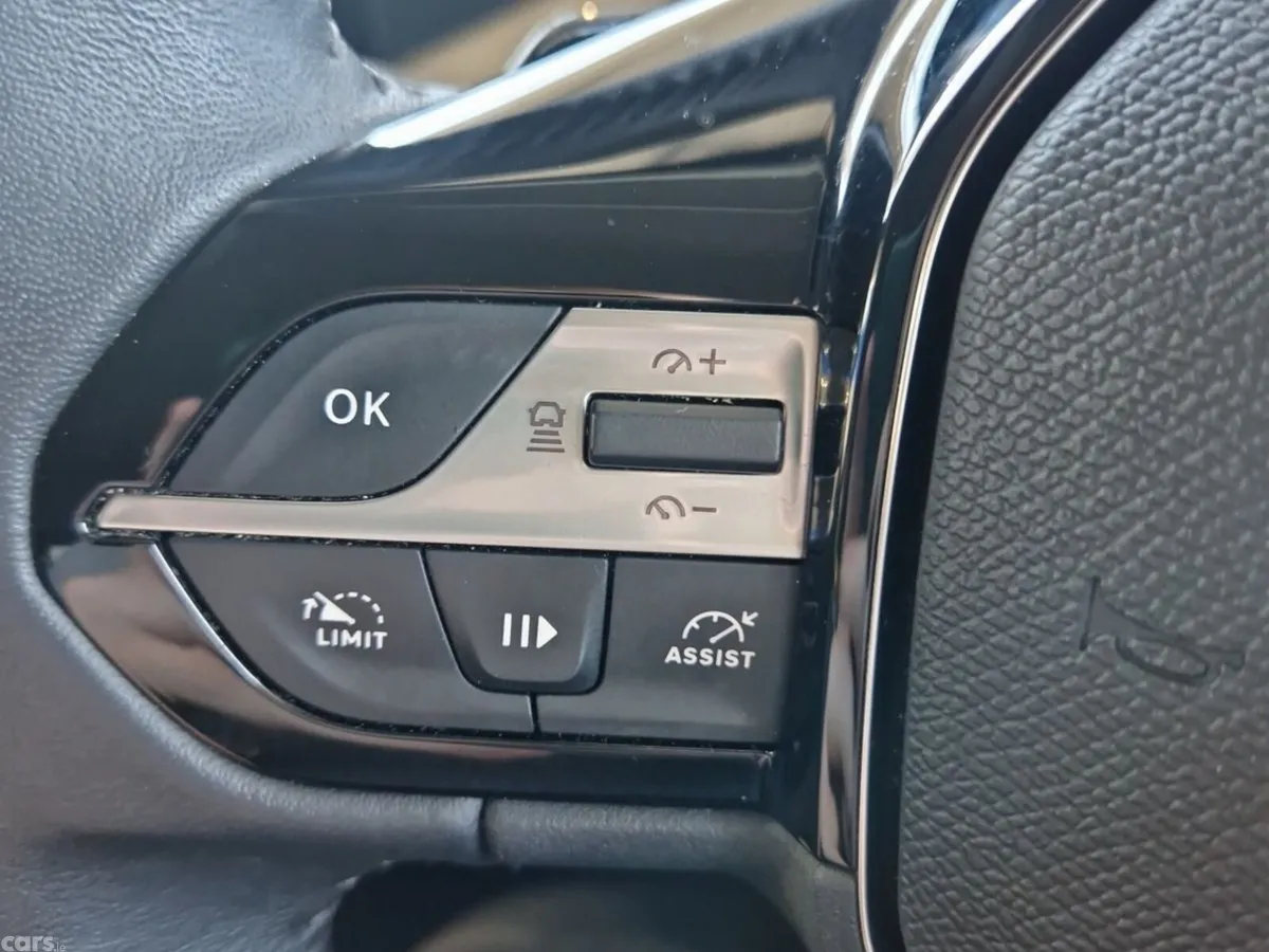 Peugeot 308 Hatchback, Diesel, 2023, Red