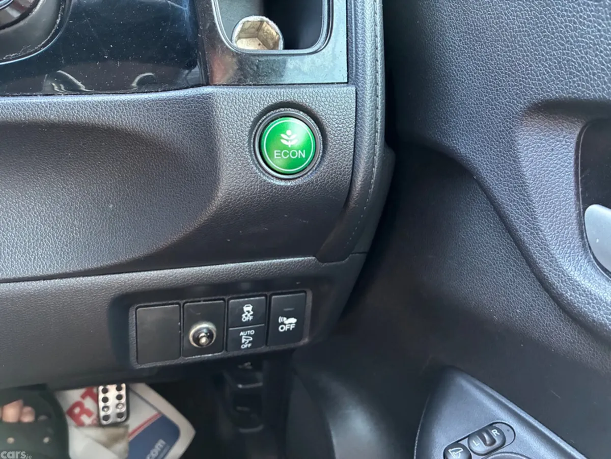 Honda Shuttle MPV, Petrol Hybrid, 2016, White
