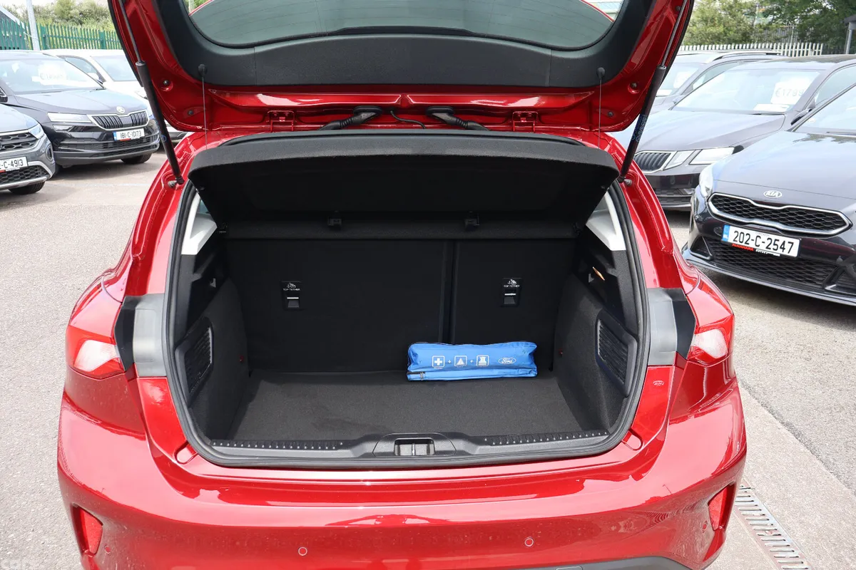 Ford Focus Hatchback, Diesel, 2020, Red