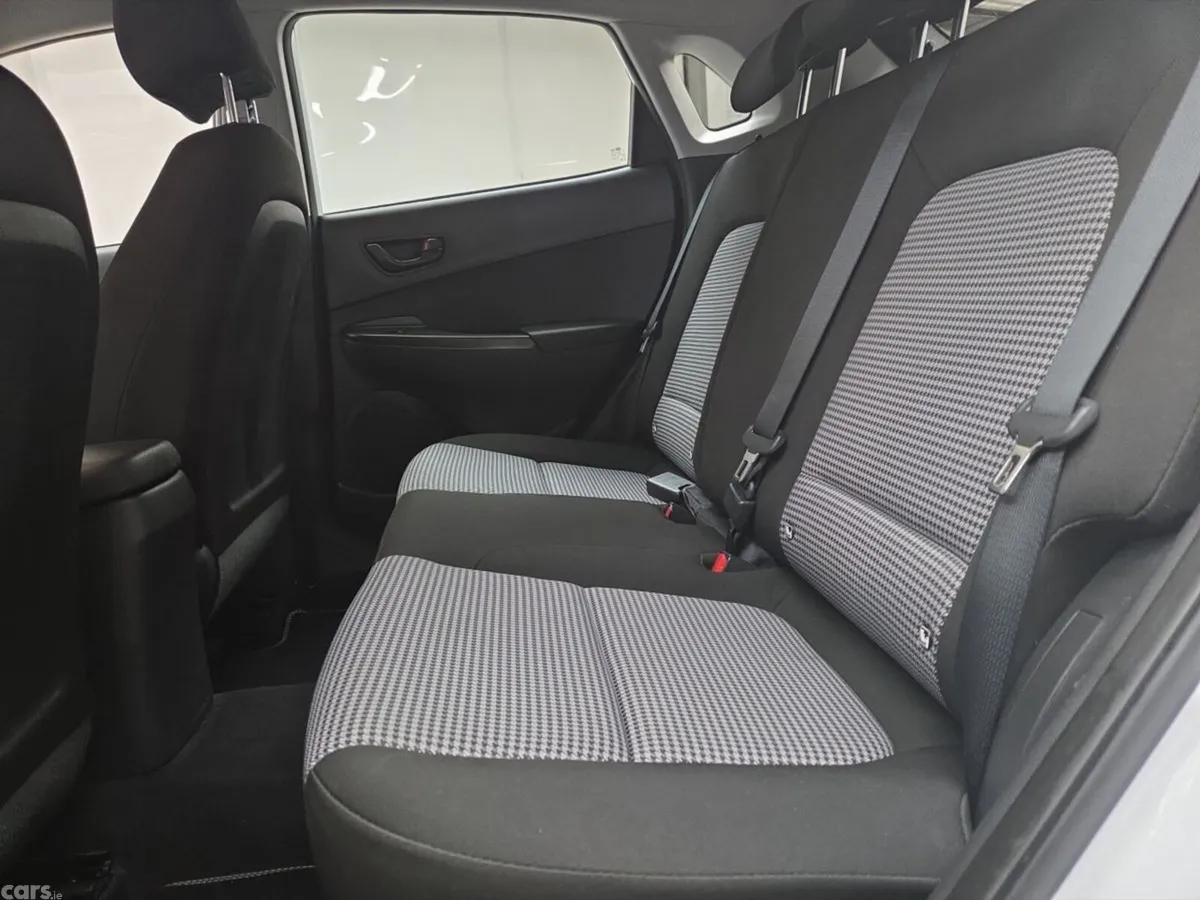 Hyundai KONA MPV, Petrol, 2023, White