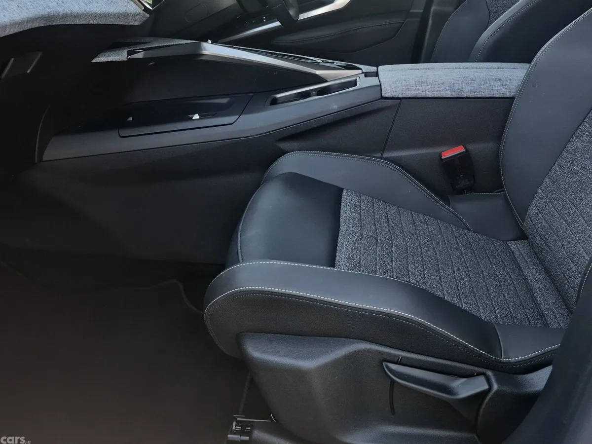 Peugeot 3008 MPV, Petrol, 2025, White