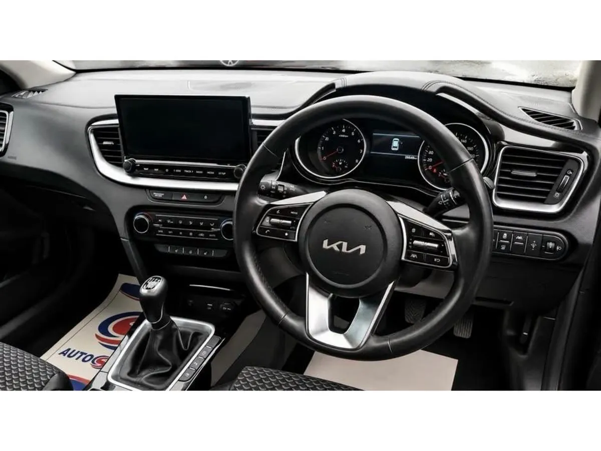 Kia Ceed Hatchback, Petrol, 2023, Grey