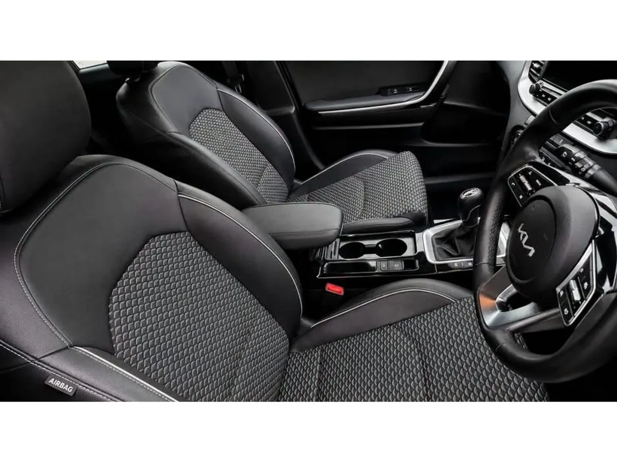 Kia Ceed Hatchback, Petrol, 2023, Grey