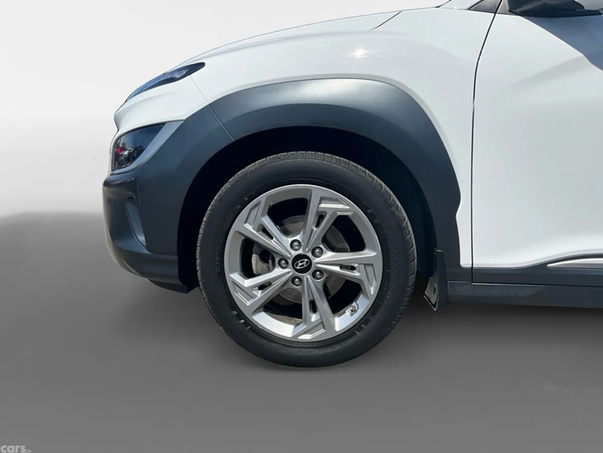 Hyundai KONA MPV, Petrol, 2023, White