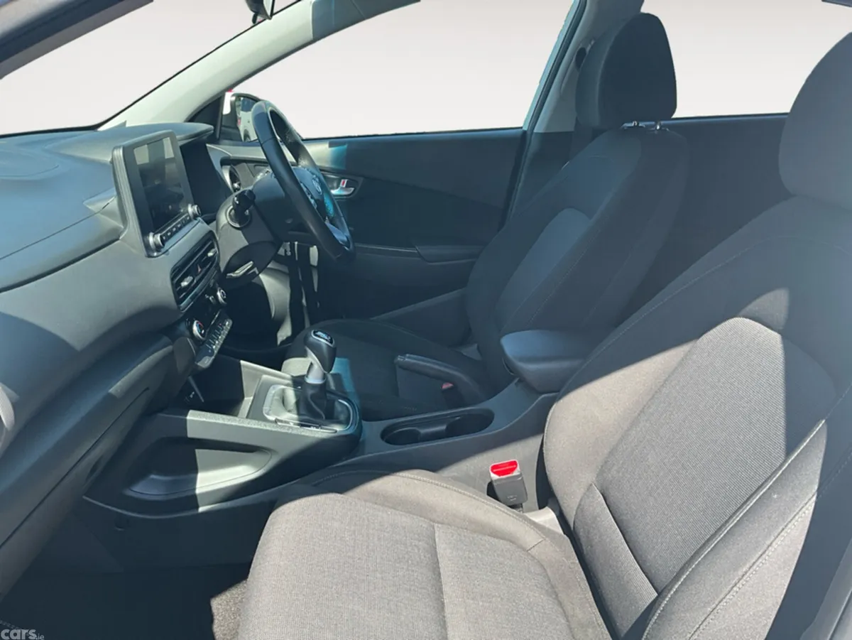 Hyundai KONA MPV, Petrol, 2023, White