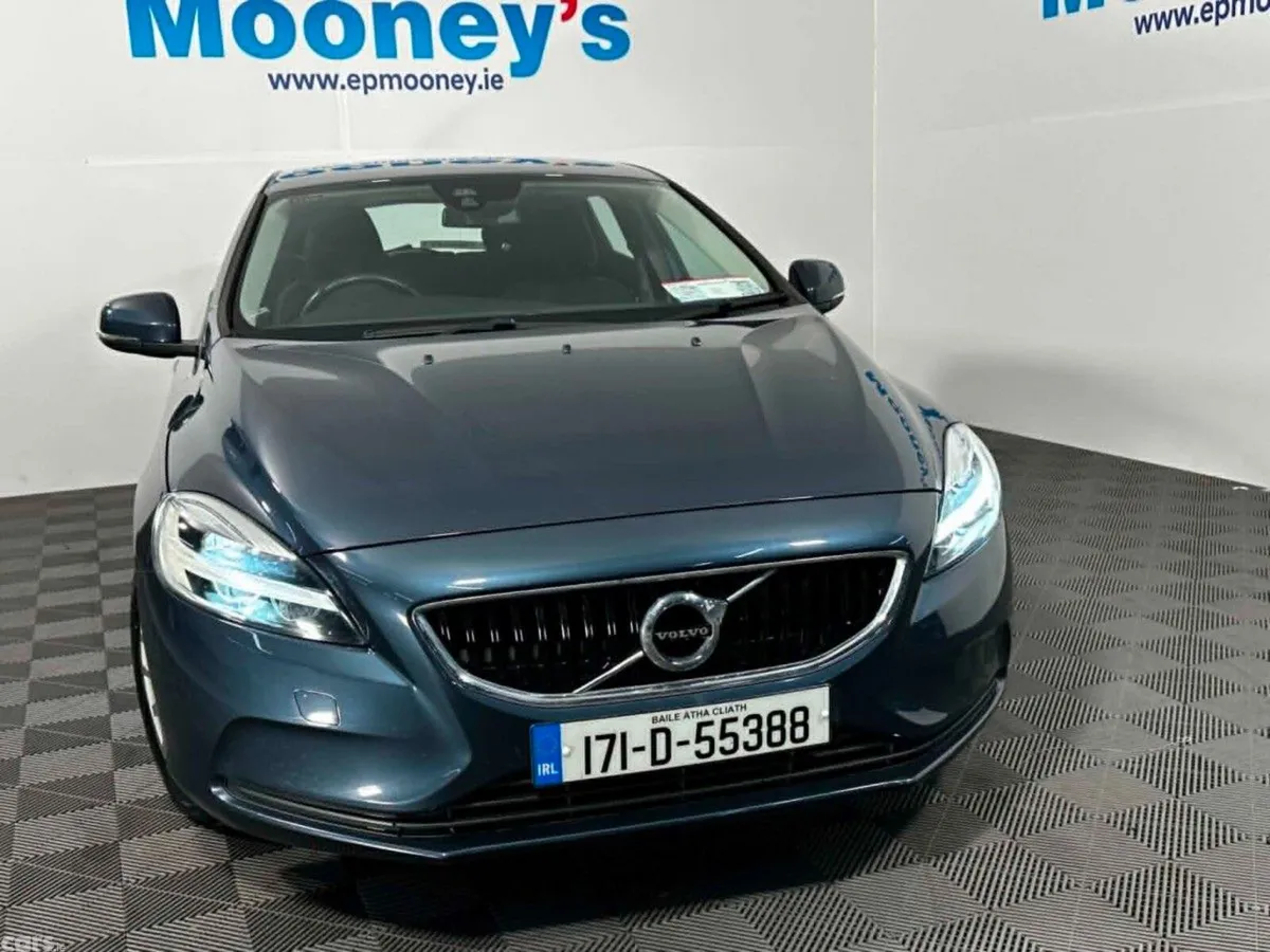 Volvo V40 Hatchback, Petrol, 2017, Blue