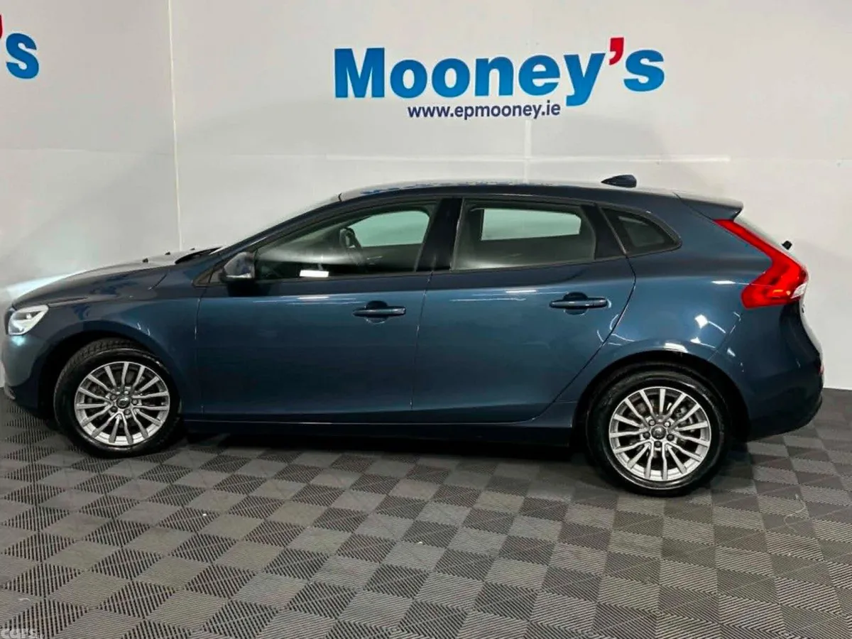 Volvo V40 Hatchback, Petrol, 2017, Blue