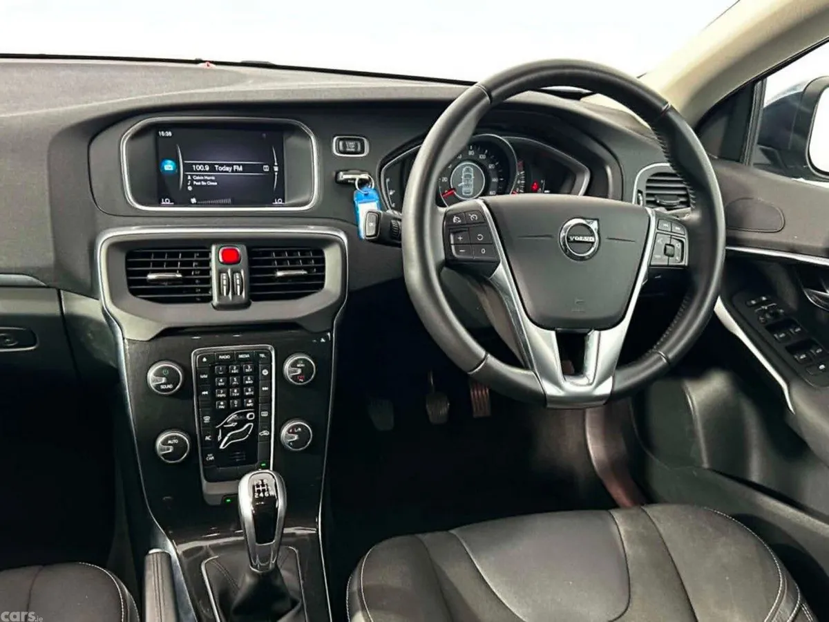 Volvo V40 Hatchback, Petrol, 2017, Blue