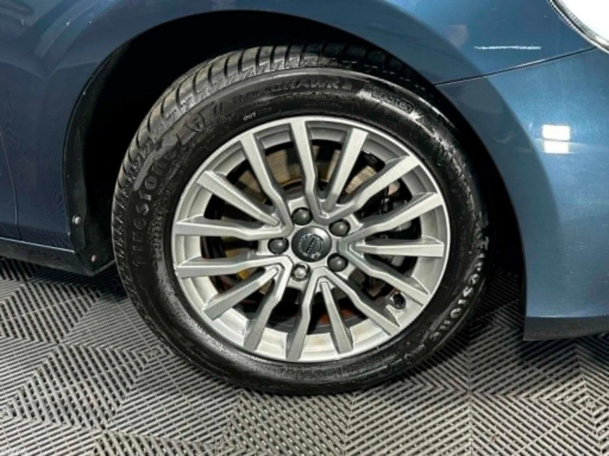 Volvo V40 Hatchback, Petrol, 2017, Blue